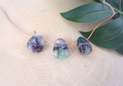 Regenbogen Fluorit Trommelsteine flach gebohrt 3-er Set