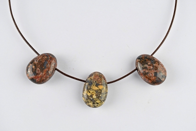 Leoparden Jaspis Trommelsteine flach gebohrt 5-er Set