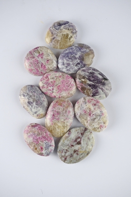 Turmalin in Lepidolith/Feldspat Seifensteine