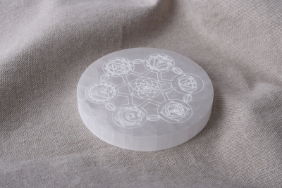 Selenit Untersetzer mit Chakra Gravur