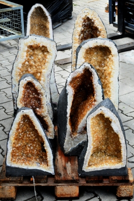 SOLD: Citrine (burnt) Druses Lot 419 kg netto