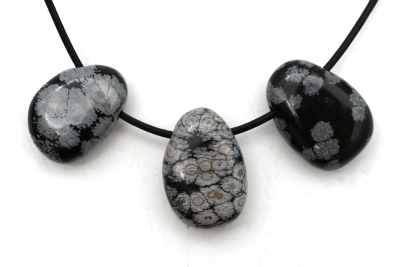 Snow flake obsidian tumbled stones flat drilled 5-er Set