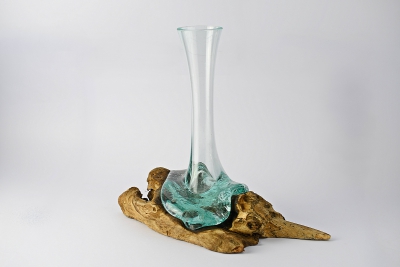 Vase auf Kaffeestrauchwurzel