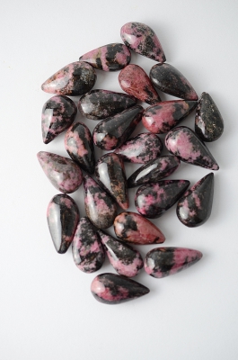 Rhodonit Drop Shape ungebohrt