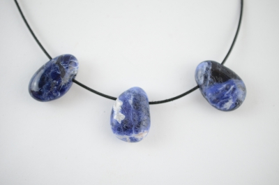 Sodalith Trommelsteine flach gebohrt 5-er Set