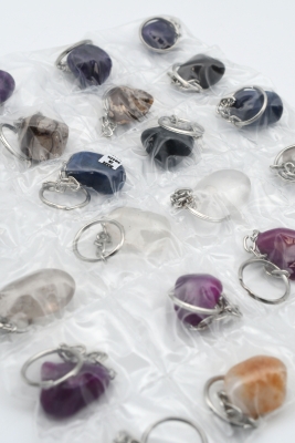 24 Schl�sselanh�nger Trommelsteine mix