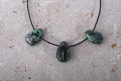 Rubin-Zoisit Trommelstein flach gebohrt 3-er Set