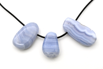 Chalcedon geb�ndert Trommelsteine flach gebohrt