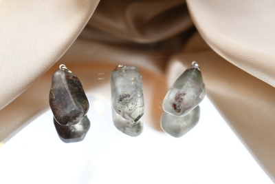 Lodolite (garden quartz) tumbled stone pendant