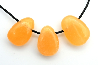 Calcit orange�Trommelstein flach gebohrt 3-er Set