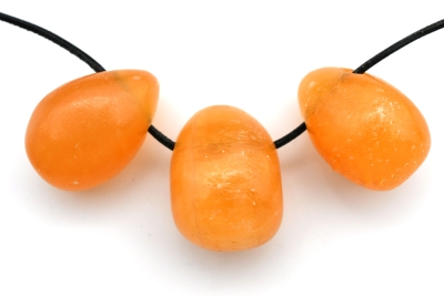 Calcit orange�Trommelstein gebohrt 3-er Set