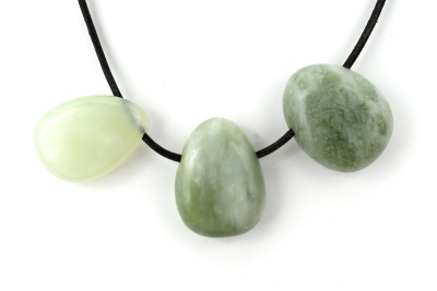 Serpentin (China Jade) Trommelsteine flach gebohrt 5-er Set