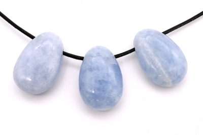 Calcit blau Trommelstein flach gebohrt 3-er Set