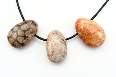 Koralle Trommelsteine flach gebohrt 3-er Set