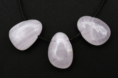 Calcit rosa (Mangano) Trommelstein flach gebohrt 3-er Set