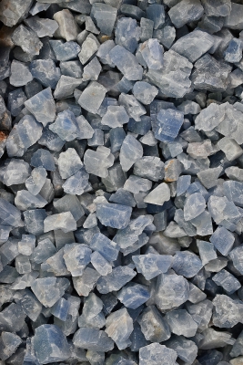 Calcit blau (ges�uert) Rohsteine klein