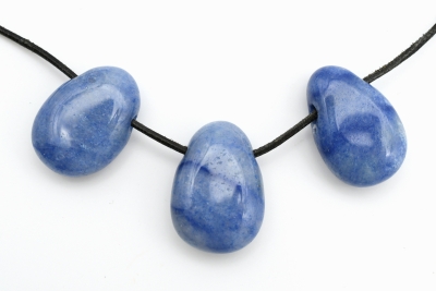 Blauquarz Trommelsteine flach gebohrt 5-er Set