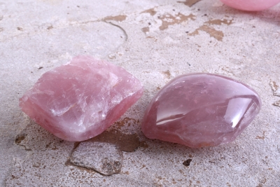 Rosenquarz polished on top