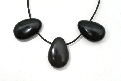 Obsidian Trommelstein flach gebohrt 3-er Set Obsidian Trommelstein flach gebohrt 3-er Set