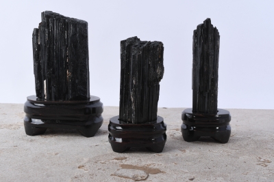 Sch�rl Rohkristall auf Holzsockel