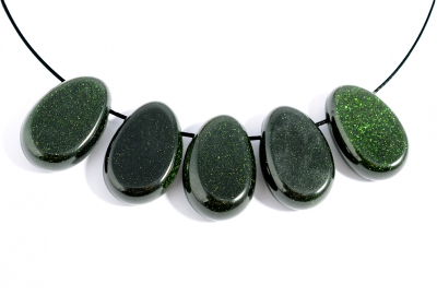 Gr�nfluss Trommelsteine flach gebohrt 5-er Set