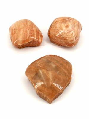 Mondstein apricot polished on Top