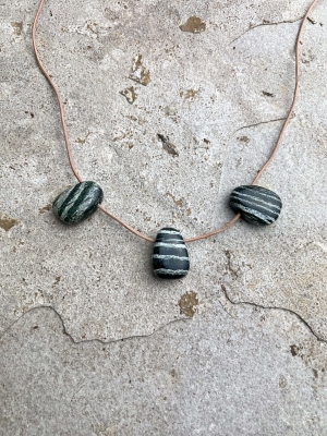Silberauge / Serpentin Trommelsteine flach gebohrt 5-er Set