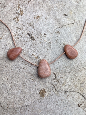 Aprikosen Mondstein Trommelstein gebohrt 5-er Set