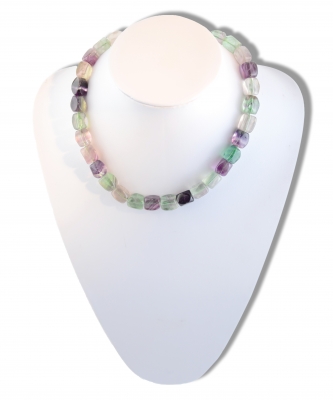 Regenbogenfluorit Trommelstein-Strang eckig