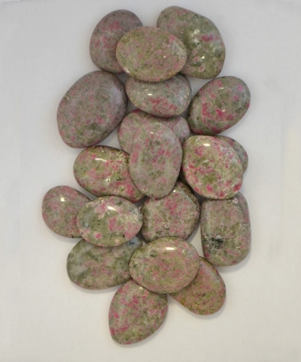 Thulite in feldspar palm stones
