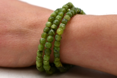 Serpentin (Kanada Jade) W�rfel Armband facettiert 4 mm