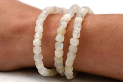 Mondstein wei� W�rfel Armband facettiert 6 mm