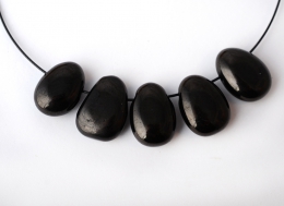 Gagat Trommelsteine flach gebohrt