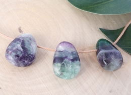 Regenbogen Fluorit Trommelsteine flach gebohrt 3-er Set