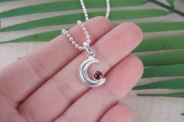 Mond Anh�nger silber mit Granat