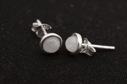 Regenbogen Mondstein Ohrstecker rund mit Silberrand