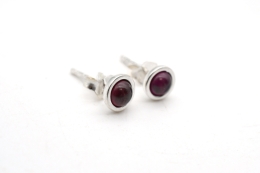 Granat Ohrstecker rund mit Silberrand