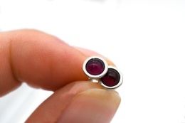 Granat Ohrstecker rund mit Silberrand