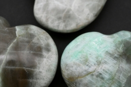 Mondstein gr�n (Garnierit) Herz 60 - 80 mm