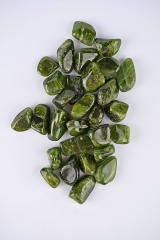 Vesuvianit (Idocrase) Trommelsteine