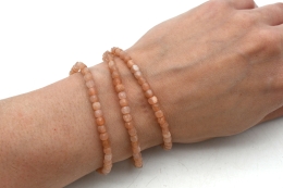 Aprikosen Mondstein W�rfel Armband facettiert 4 mm