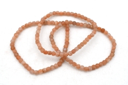 Aprikosen Mondstein W�rfel Armband facettiert 4 mm