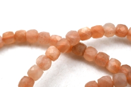 Aprikosen Mondstein W�rfel Armband facettiert 4 mm