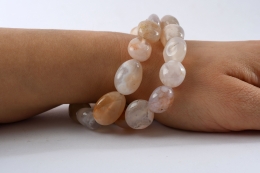 Kirschbl�ten Chalcedon Trommelstein Armband