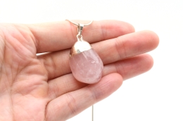 Rosenquarz Trommelstein galvanisiert Anh�nger