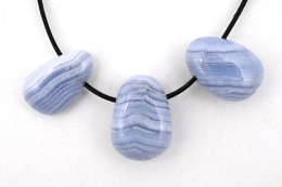 Chalcedony tumbled stones flat drilled 3-er Set