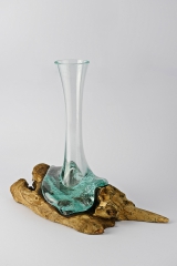 Vase auf Kaffeestrauchwurzel