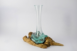 Vase auf Kaffeestrauchwurzel