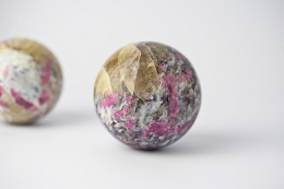 Pink Turmalin in Lepidolith / Feldspat Kugeln