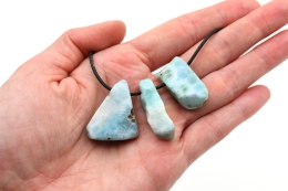 Larimar Trommelstein gebohrt klein